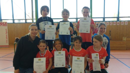 Bezirksmeisterschaft Oberbayern Kunstrad 2018 in Dachau - Trainer Stefanie und Kathrin mit Sportler